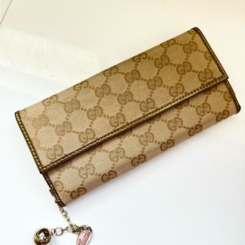 GUCCI Gold Wallet with Sleek Design and Functional Interior
